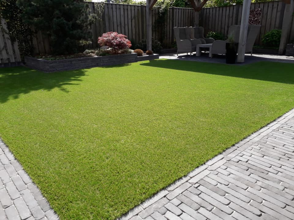 aangelegde tuin in Nijverdal met Royal Grass van RoCa kunstgras