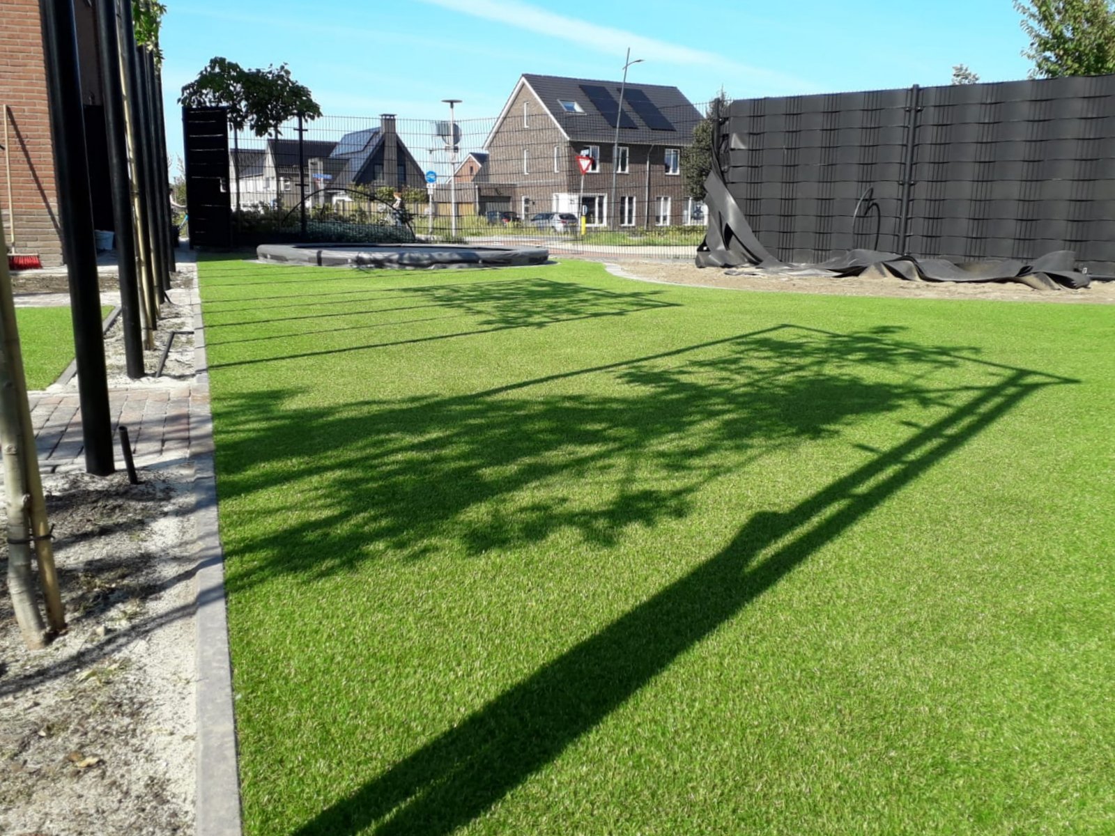 aangelegde tuin met RoCa kunstgras type Aura van Royal Grass