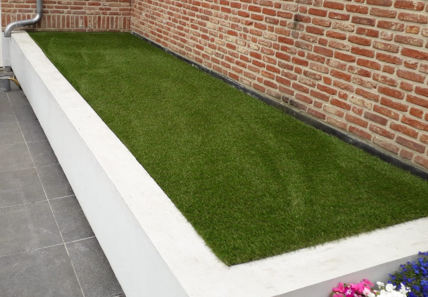 aangelegde tuin met RoCa kunstgras type Bloom van Royal Grass