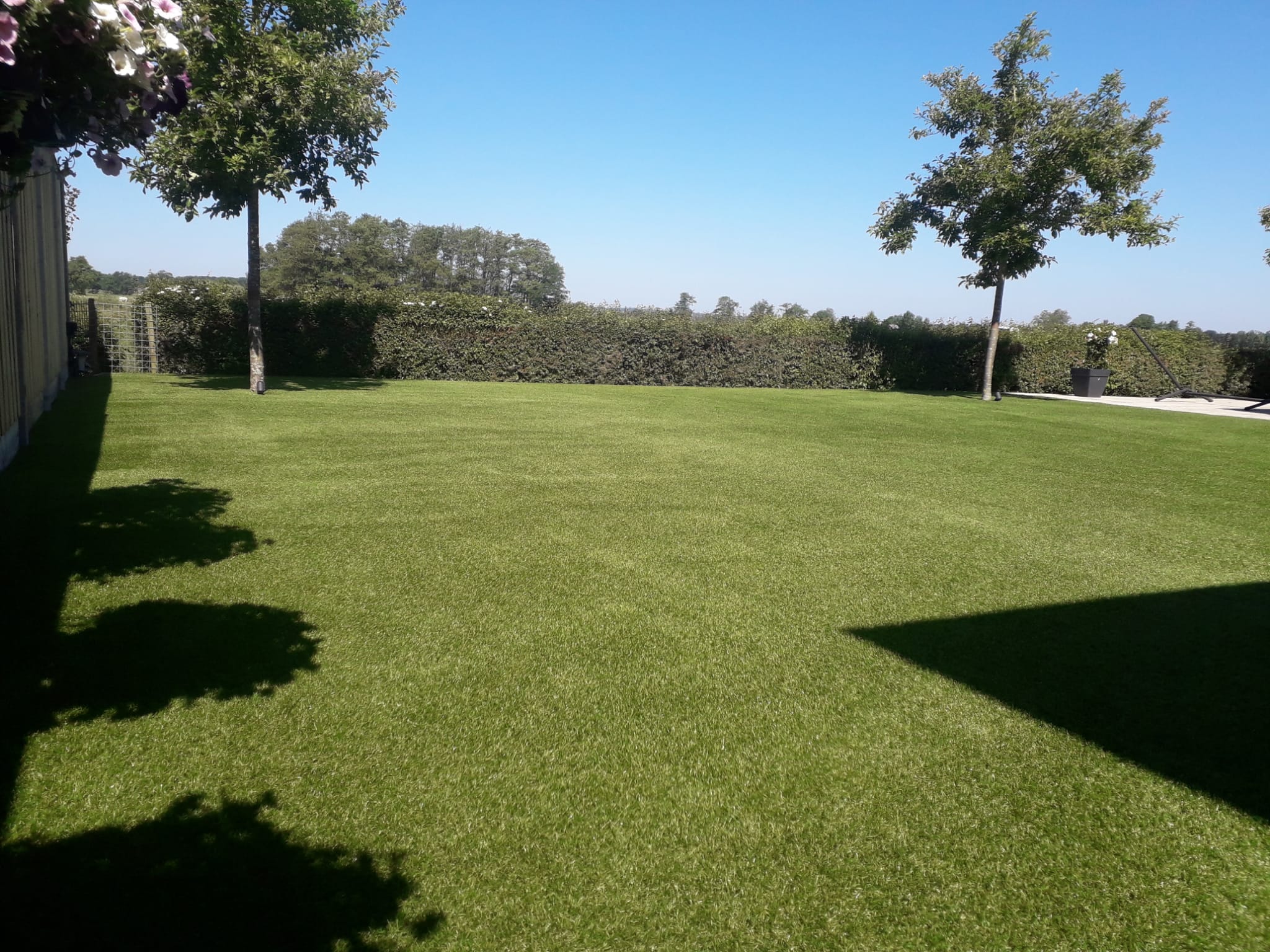 aangelegde tuin met RoCa kunstgras type Wave van Royal Grass