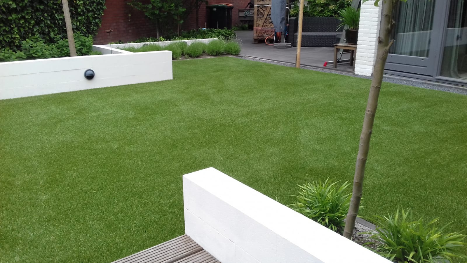 aangelegde tuin met RoCa kunstgras type Lush van Royal Grass