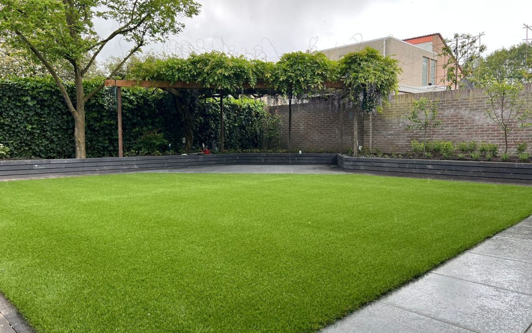 Complete achtertuin renovatie aangevuld met kunstgras – Delden