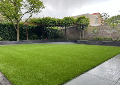 Complete achtertuin renovatie aangevuld met kunstgras